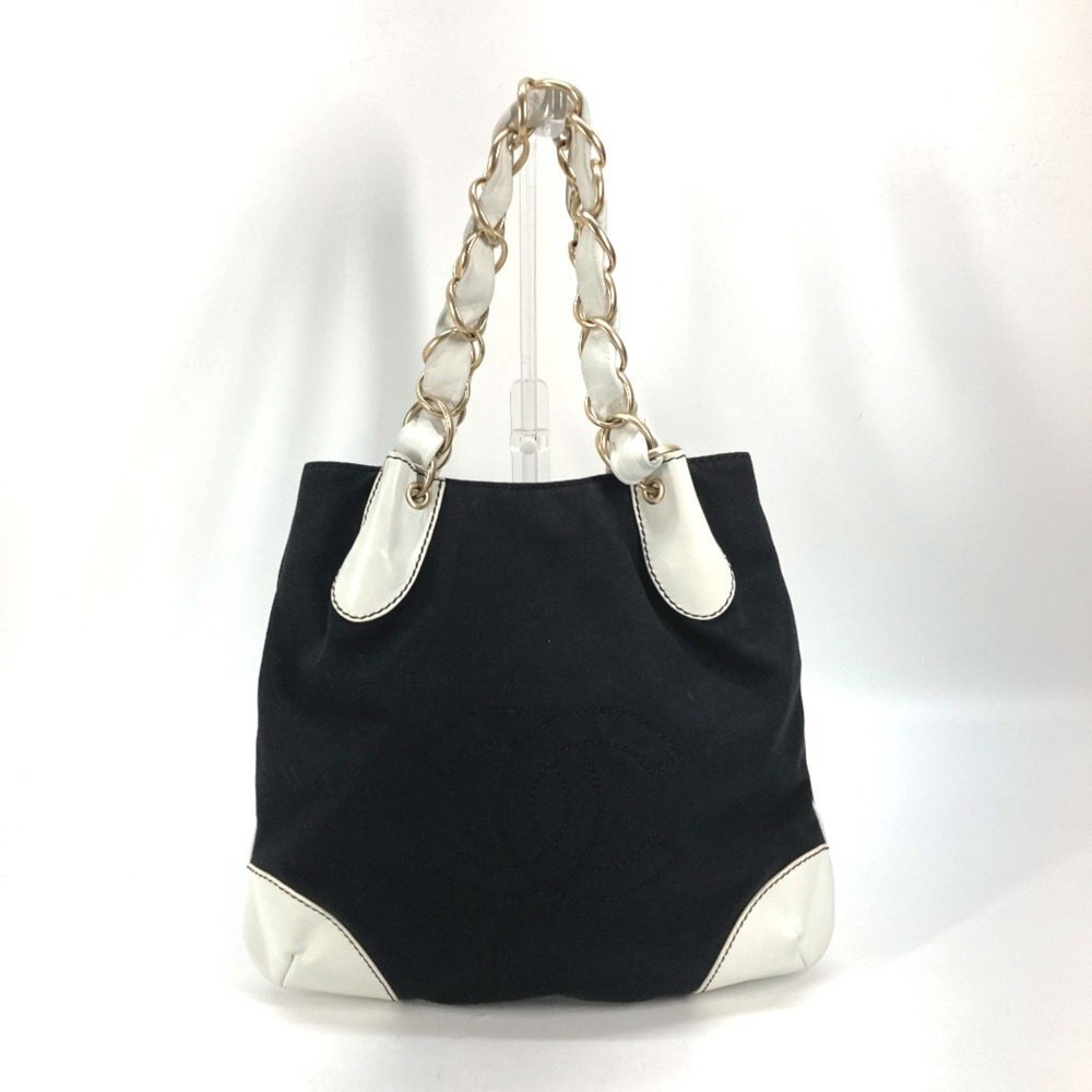 CHANEL Black Leather Shoulder Bag